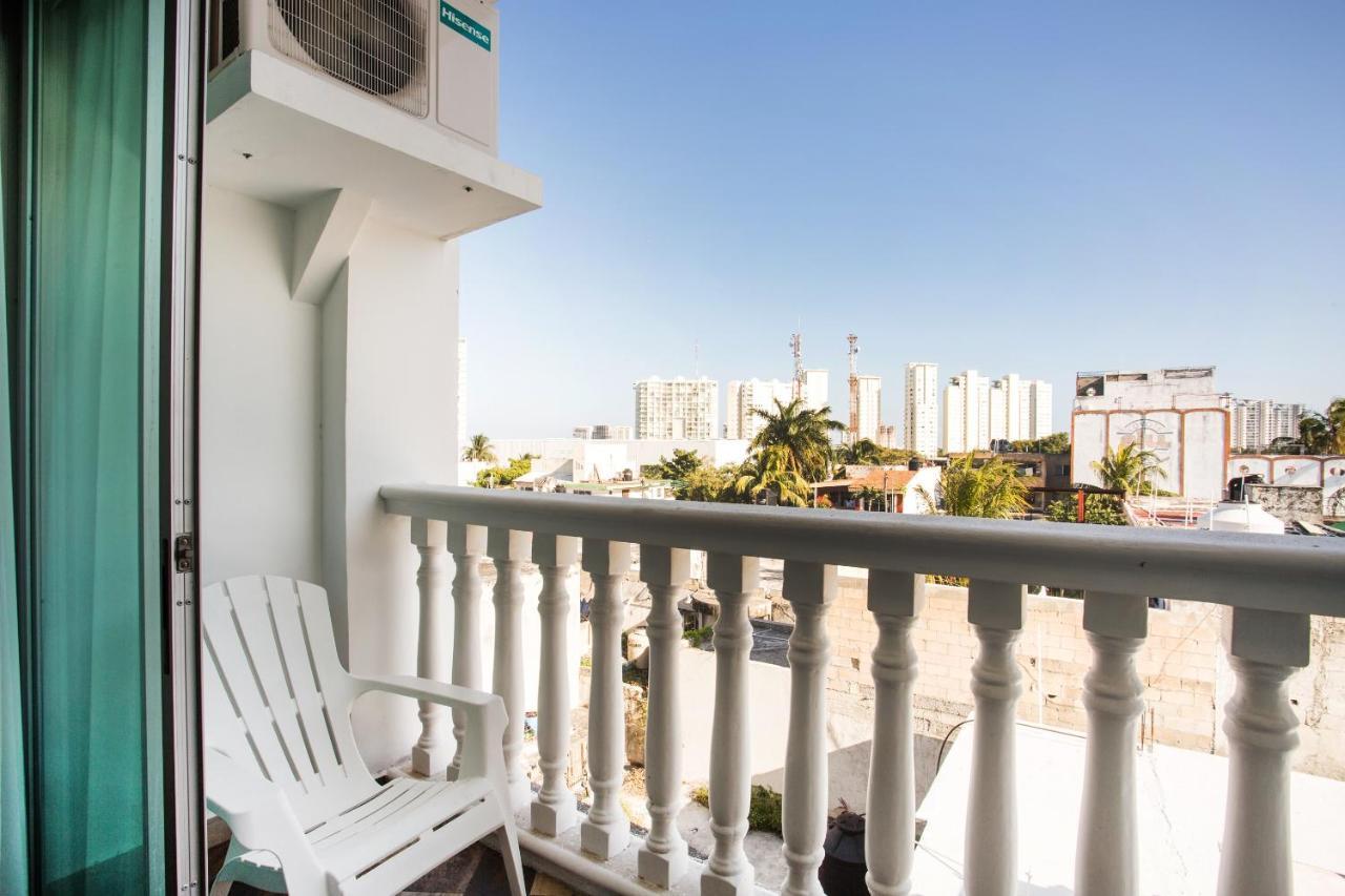 Capital O Cancun Ocean View, Cancun Dış mekan fotoğraf A balcony