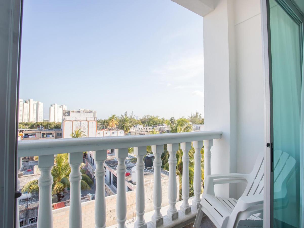 Capital O Cancun Ocean View, Cancun Dış mekan fotoğraf Balcony of a hotel room